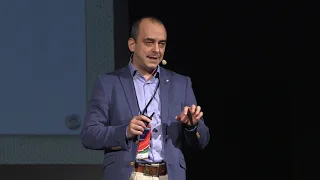 Părinții sau statul? Despre decizia educațională ultimă. | Vlad Topan | TEDxPiataUniriiED