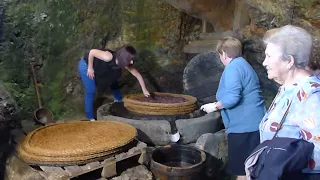 Demostración de elaboración tradicional de aceite no Muíño de Bendilló Quiroga 2