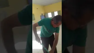 O pastor Antônio reis e o seu obreiro limpando a igreja