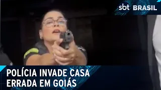 Polícia invade casa errada e aponta arma para moradora em Goiás | SBT Brasil (12/04/24)