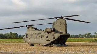 Chinook bezoekt Boerenerfdag Dussen 26 aug 2023 en wordt verwelkomd door Tobias Rabelink.