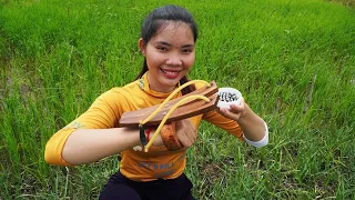 Wow, Amazing Girl Make Unique Wooden Slingshot | DIY Wooden Slingshot