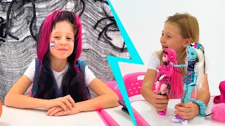 Nastya dan Evelyn sedang bermain dengan mainan Monster High di sekolah