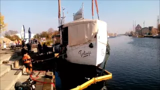 Die Tortuga wird im Museumshafen Greifswald gehoben