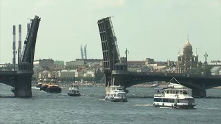 Парад судов и вальс буксиров на Неве!