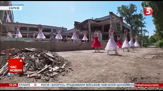 ХАРКІВ. ЗВОРУШЛИВІ КАДРИ. Випускний на руїнах рідної школи