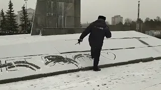 Красноярськ: стався злочин шляхом видалення частини снігового покриву з гранітної основи пам'ятника