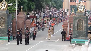 大熱狂の印パ国境閉鎖式(パキスタン側)