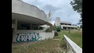 Exploring an ABANDONED Resort Hidden in the Pocono Mountains!  Vintage items found!!!