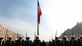 Izamiento de la Gran Bandera nacional por parte de la Armada de Chile