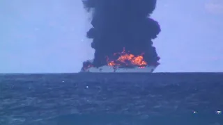 Yacht Boot Schiff vor Sizilien Messina brennt Barca fuoco Part 4