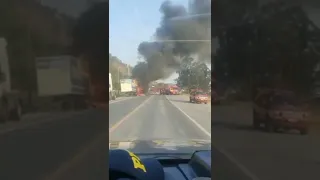 Incêndio em reboque de caminhão deixa trecho da BR-470 interditado