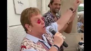 Elton John delighted the patrons of a Cannes restaurant on Saturday with a surprise impromptu perfor