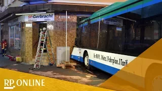 Schulbus fährt in Hauswand - mehrere Verletzte