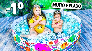 A ÚLTIMA A SAIR DA PISCINA COM GELO VENCE! - Desafio perigoso