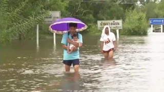 Raw: 19 Die in Devastating Thailand Floods