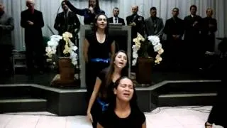 Jovem batizada com Espírito Santo em coreografia.