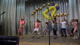 "Ура лето!" - танец первоклассников на празднике Последнего звонка