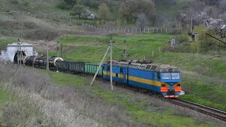 ДЕ1-025 с грузовым поездом на выезде из северного портала Лоцманского тоннеля