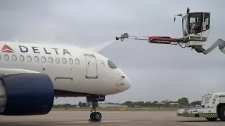 Airplane deicing crews train for winter travel season