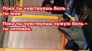 Беженцы из Украины на вокзале в Варшаве / Сын прощается с отцом...