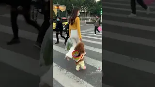 СОБАКА ХОДИТ НА ЗАДНИХ ЛАПАХ😳🐕#shorts