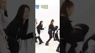 Yeojin hitting everyone’s butts 😂