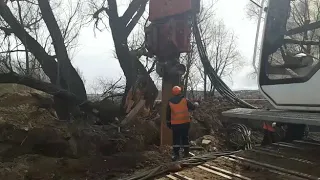 19.04.2020. Погружение последней шпунтовой сваи строящегося гидроузла "Белоомут".