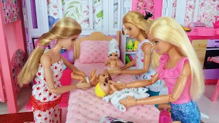 Tres muñecas Barbie Tres bebés Mañana Dormitorio Rutina de Baño.@Barbie