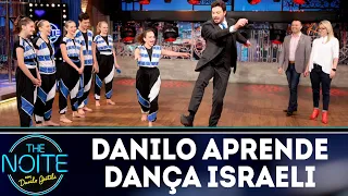 Danilo aprende dança israeli com grupo do Clube Macabi | The Noite (11/09/18)