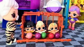 В КЛЕТКУ ЗА КОНФЕТКИ! Малыши ЛОЛ LOL сюрприз в детском садике мультики с куклами Даринелка