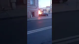 В Москве на Зубовском бульваре Mercedes вылетел на тротуар, врезался в здание и загорелся.