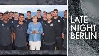 Die WM kann kommen! Angela Merkel besucht unsere Nationalmannschaft! | Late Night Berlin | ProSieben