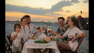 Рай на берегу: Дмитрий Комаров с красавицей-женой устроили романтику на "украинских Мальдивах".