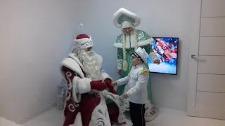 Поздравление святищихся Деда Мороза и Снегурочки