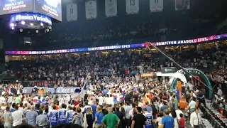 38 sayı ile maçın adamı olan Shane Larkin ödülünü alıyor, Anadolu Efes, Şampiyon, Shane Larkin, mvp