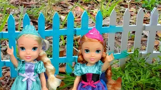 Painting a fence ! Elsa & Anna toddlers - outdoors fun - Barbie