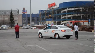 LADA Автородео. Заезд Vesta в "гараж" с разворотом на 180 градусов.