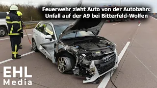 Feuerwehr zieht Auto von der Autobahn / Unfall auf der A9 bei Bitterfeld-Wolfen [20.02.2023]