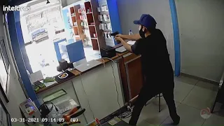 Vídeo forte: comerciante reage e atira em assaltante