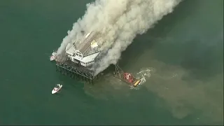 Kalifornien: Oceanside Pier in San Diego Flammen