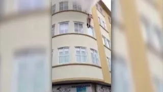 Una mujer salta por la ventana para huir de un incendio y la recogen con una manta