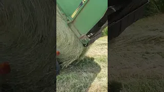 первый тюк пресс-подборщика JOHN DEERE 550