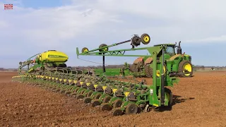 JOHN DEERE Tractors Planting Corn