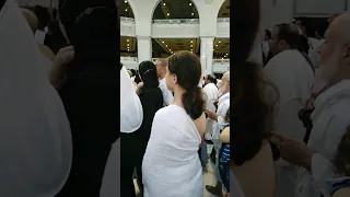 كثر هذا المشهد في الحرم المكي الشريف نسأل الله السلامه والعافيه