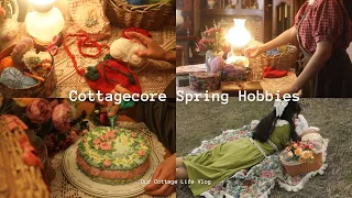 Cottagecore Spring Hobbies 🧺🧶🍯| Crocheting a strawberry bag 🍓