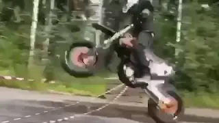 парень на мотоцикле круто исполняет