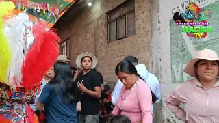 LLUVIA TOMA POR SORPRESA Y PARA EL BRINCO DE CHINELOS.. A CORRER PARA CUBRIR EL TRAJE