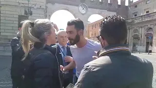 Verona, fan di Salvini mostra il fondoschiena alla poliziotta e fa il saluto romano: ''Uno di noi''