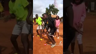 Grupo de crianças na África Oriental dança sucesso do capixaba Alemão do Forró